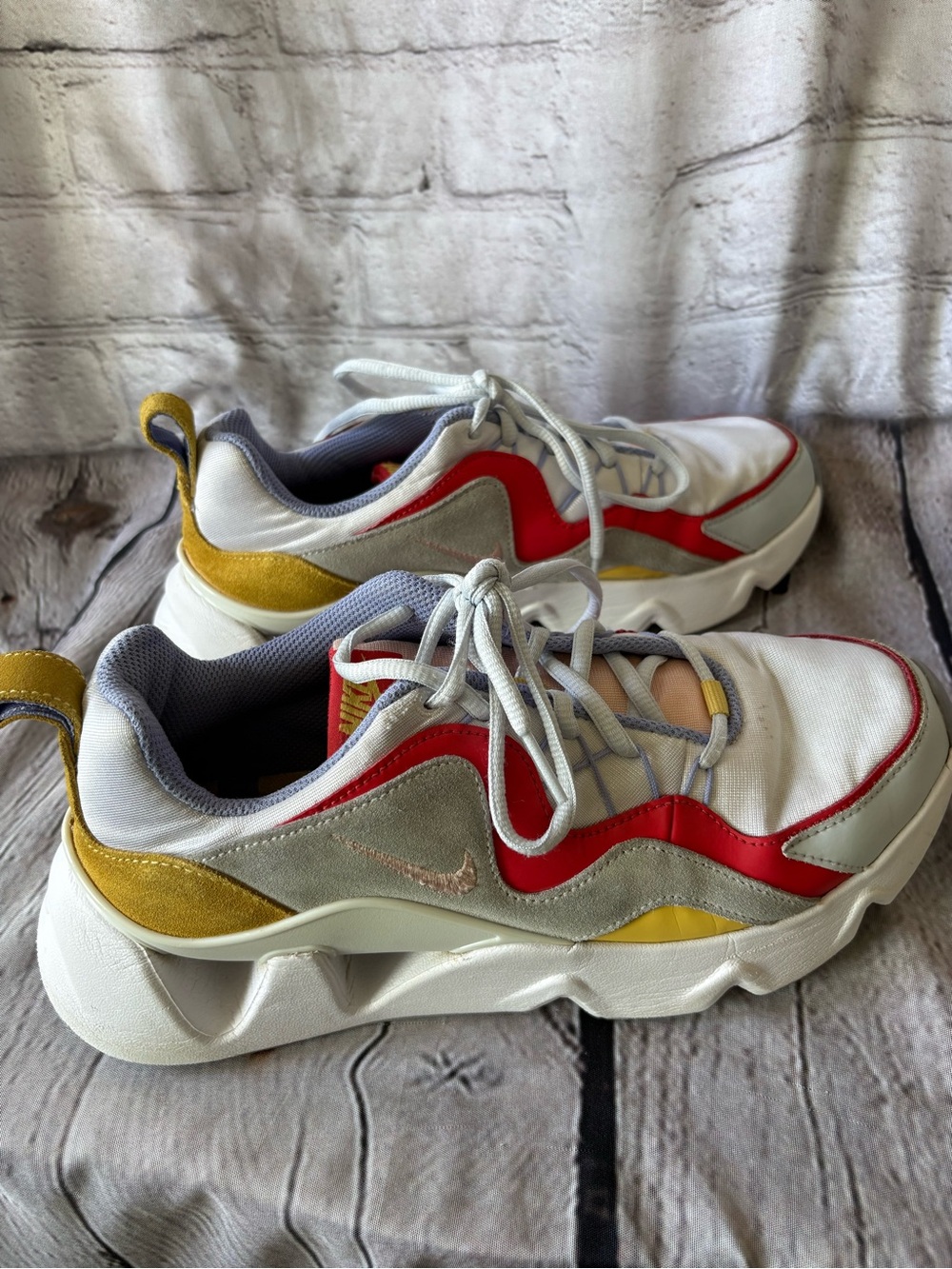 Nike Women’s RYZ 365 Red Topaz Gold CW5590-100 Sz 9.5 Athletic Sneakers Shoe - Picture 8 of 13